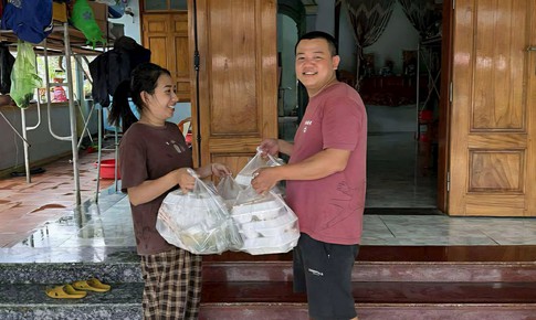 Những suất cơm nghĩa tình