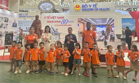 H&#224;ng ng&#224;n người d&#226;n thăm quan, trải nghiệm kh&#225;m bệnh tại Triển l&#227;m &#39;Y tế Việt Nam - H&#224;nh tr&#236;nh 80 năm v&#236; sức khỏe Nh&#226;n d&#226;n&#39;