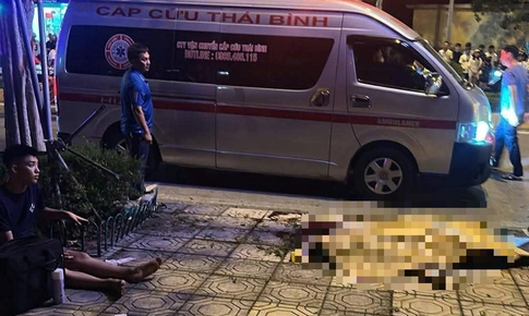 Xe m&#225;y lao v&#224;o cột đ&#232;n trong đ&#234;m khiến 3 thanh thiếu ni&#234;n thương vong
