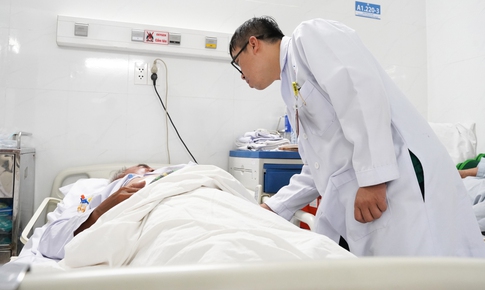 Người đàn ông 58 tuổi thủng đại tràng, áp xe gan do nuốt phải xương