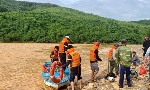 Giải cứu 5 người bị kẹt ở đập tràn gần 2 ngày do nước lũ dâng cao