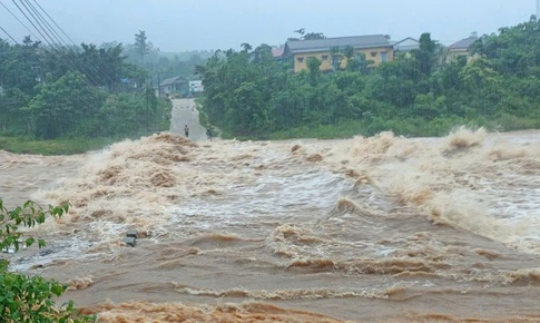Nước cuồn cuộn đổ về ngập cầu, chia cắt nhiều hộ d&#226;n ở Quảng Trị