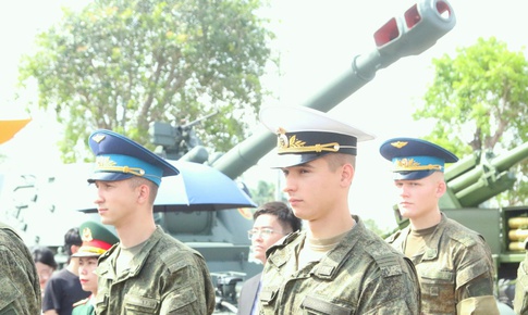 Quân nhân Nga, Lào, Campuchia chiêm ngưỡng khí tài của QĐND Việt Nam tại Triển lãm thành tựu đất nước