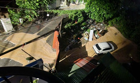 B&#249;n nh&#227;o phun tr&#224;o trong đ&#234;m tại ng&#245; N&#250;i Tr&#250;c, H&#224; Nội
