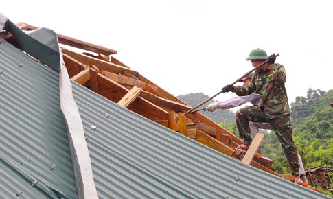 Bộ đội tiếp tục đến các bản làng bị cô lập ở Nghệ An giúp đỡ người dân