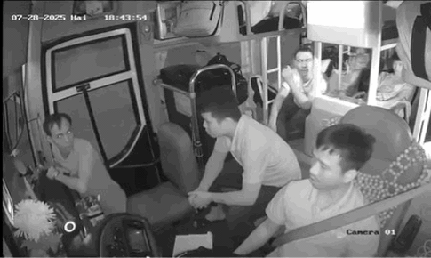 Video nam h&#224;nh kh&#225;ch t&#225;t t&#224;i xế xe giường nằm khi xe đang chạy g&#226;y phẫn nộ