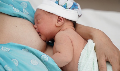 Kỹ thuật cho trẻ bú đúng: Hướng dẫn đầy đủ giúp mẹ nuôi con khỏe mạnh
