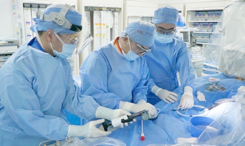 Lần đầu ti&#234;n d&#249;ng c&#244;ng nghệ IVL ph&#225; v&#244;i l&#242;ng mạch cứu hai bệnh nh&#226;n th&#224;nh c&#244;ng