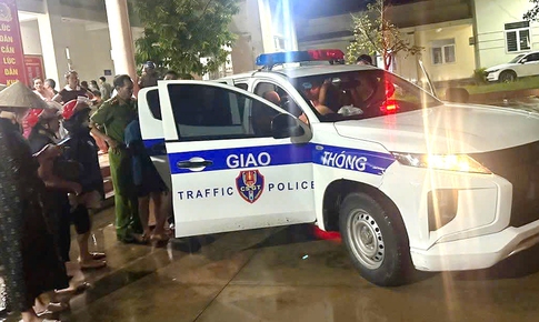 Cảnh s&#225;t giao th&#244;ng d&#249;ng xe chuy&#234;n dụng đưa người d&#226;n đi cấp cứu kịp thời