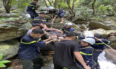 Nam quay phim trượt ng&#227; khi leo n&#250;i H&#224;m Lợn