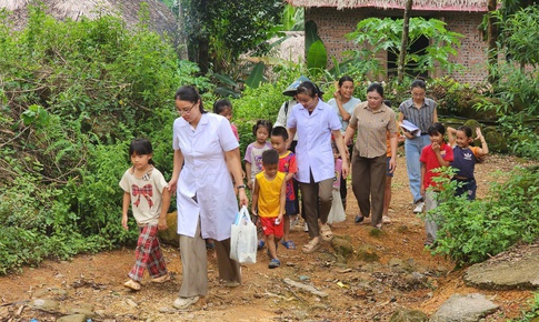 Những bước ch&#226;n kh&#244;ng mỏi chăm sức khỏe cho trẻ v&#249;ng cao