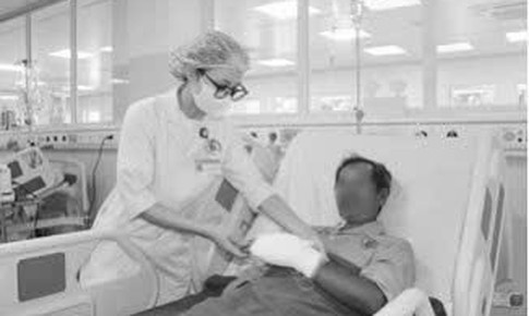 Từ vết cứa mảnh t&#244;n, người đ&#224;n &#244;ng bị vi&#234;m m&#244; tế b&#224;o hoại tử