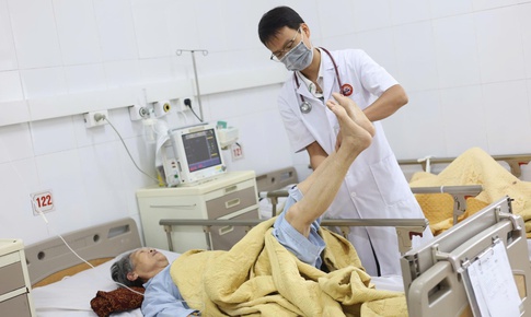 Cụ b&#224; 73 tuổi bị đột quỵ n&#227;o cấp khi đang đi du lịch