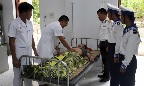 Quân y đảo Song Tử Tây cấp cứu ngư dân bị giảm áp nặng do lặn sâu 35 mét