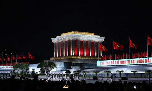 'Dưới cờ vinh quang' và khoảnh khắc đổi gác tại Lăng Bác lay động hàng vạn khán giả
