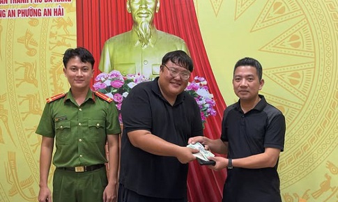 Du kh&#225;ch H&#224;n Quốc nhận lại tr&#234;n 31 triệu đồng v&#224; hơn 100 USD đ&#225;nh rơi