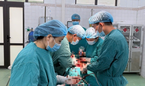 Cứu sống người phụ nữ có khối u 'khủng' bị xoắn, nguy cơ vỡ