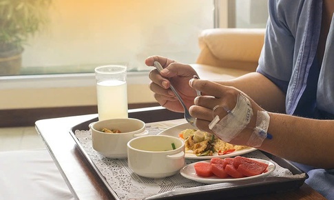 Khi hóa trị, xạ trị, điều trị nhắm trúng đích nên ăn như thế nào?