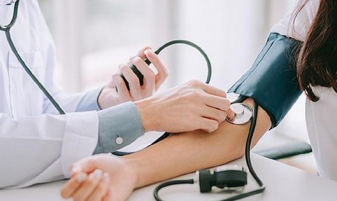 Người bệnh tăng huyết áp có nên uống nước gừng?