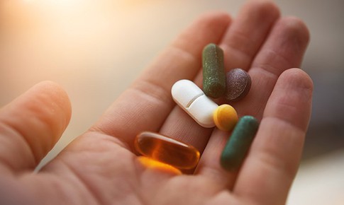 Thời điểm uống vitamin trước hay sau bữa ăn để hấp thu tốt hơn?