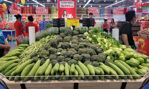 Giảm gi&#225; s&#226;u chưa đủ, b&#225;n lẻ th&#234;m nhiều loại h&#236;nh khuyến mại để k&#237;ch cầu ti&#234;u d&#249;ng