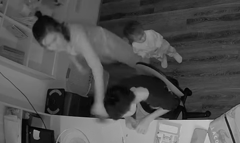 Xuất hiện &#39;lời k&#234;u cứu&#39; của b&#233; trai sống c&#249;ng mẹ kế ở H&#224; Nội, c&#244;ng an v&#224;o cuộc