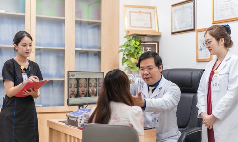 ThS.BSCKII Nguyễn Tiến Th&#224;nh: Thầy thuốc &#39;m&#225;t tay&#39; với những ca bệnh da kh&#243;