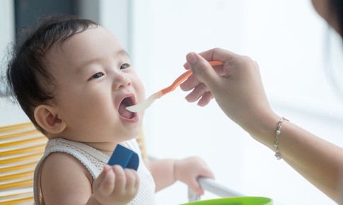 Quan niệm sai lầm về ăn dặm truyền thống và ảnh hưởng đến sự phát triển của trẻ