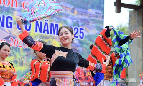 Vẻ đẹp sơn cước của cô gái Lô Lô khoe sắc trong ngày hội