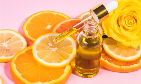 B&#244;i serum vitamin C buổi s&#225;ng c&#243; bị bắt nắng kh&#244;ng?