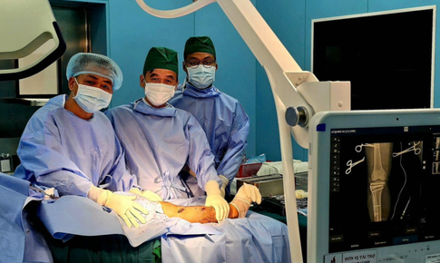 Ê-kíp bác sĩ luân phiên thực hiện nhiệm vụ của TPHCM ở
Côn Đảo cứu sống bệnh nhân chấn thương nặng