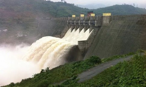 Đ&#243;ng 2 cửa xả thủy điện Th&#225;c B&#224; ứng ph&#243; với mưa lớn