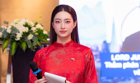 Lương Th&#249;y Linh g&#226;y ch&#250; &#253; l&#224;m MC song ngữ