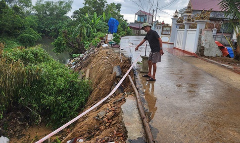 Gần 500 người d&#226;n sống ‘thấp thỏm’ cạnh suối bị sạt lở