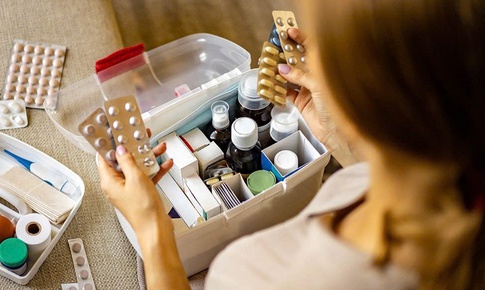 Các loại thuốc phổ biến cần tránh uống cùng trà xanh