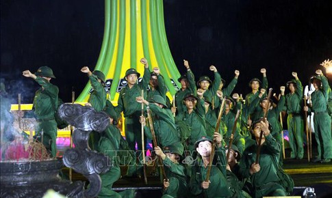 S&#226;u lắng chương tr&#236;nh &#39;Lời&#160;tri&#160;&#226;n - D&#242;ng s&#244;ng hoa lửa&#39;