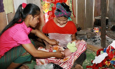 Chung tay hỗ trợ c&#244; đỡ th&#244;n, bản v&#236; sức khỏe b&#224; mẹ v&#224; trẻ em miền n&#250;i