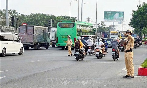 Y&#234;u cầu c&#225;n bộ, chiến sỹ l&#224;m nhiệm vụ chỉ huy giao th&#244;ng kh&#244;ng dừng phương tiện