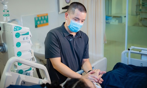 Hiến gan cứu vợ, chồng n&#243;i một c&#226;u khiến ai nghe cũng nghẹn lời