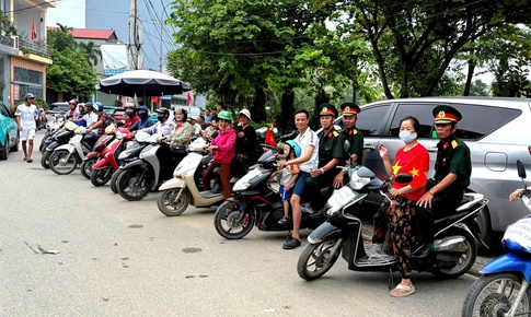 Xe ôm 0 đồng chở người dân đi xem Triển lãm Quốc gia: 'Em ơi, xe đây!'