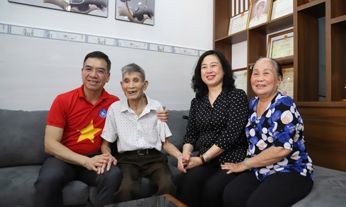 Bộ trưởng Bộ Y tế Đào Hồng Lan tri ân các gia đình có công với cách mạng tại đặc khu Côn Đảo