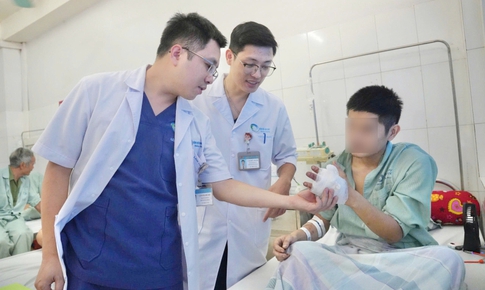 B&#225;c sĩ &#39;cứu&#39; 2 ng&#243;n tay gần đứt rời của nam thanh ni&#234;n sau tai nạn lao động