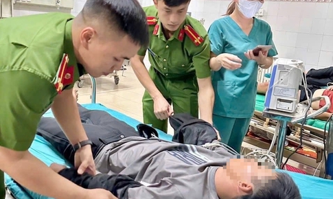 C&#244;ng an đưa thanh ni&#234;n nằm bất tỉnh giữa đường đi cấp cứu trong đ&#234;m