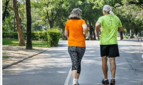 6 c&#225;ch đi bộ th&#244;ng minh gi&#250;p người tr&#234;n 45 tuổi giảm c&#226;n hiệu quả hơn