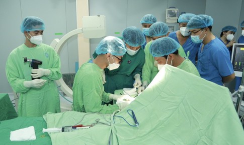 Người mẹ trẻ ở B&#236;nh Dương &#39;cầu xin&#39; giữ lại b&#224;n tay để được chăm con