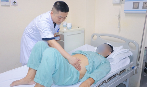 Cụ &#244;ng 77 tuổi mắc đồng thời ph&#236; đại tuyến tiền liệt, tho&#225;t vị bẹn v&#224; khối u mỡ khổng lồ