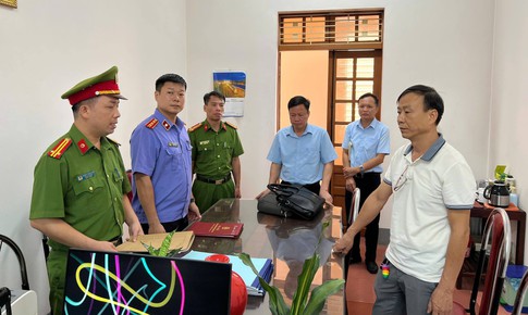 Bắt 2 người g&#226;y sức &#233;p với doanh nghiệp để chiếm đoạt tiền