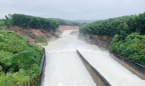 Nhiều hồ chứa ở H&#224; Tĩnh xả tr&#224;n ứng ph&#243; mưa lớn