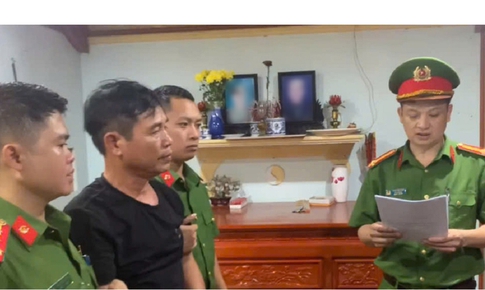 Bắt người đ&#224;n &#244;ng d&#249;ng mạng x&#227; hội b&#244;i nhọ người kh&#225;c