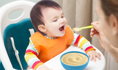 Ăn dặm kh&#244;ng đ&#250;ng c&#225;ch, trẻ c&#243; thể đối mặt với những nguy cơ g&#236;?